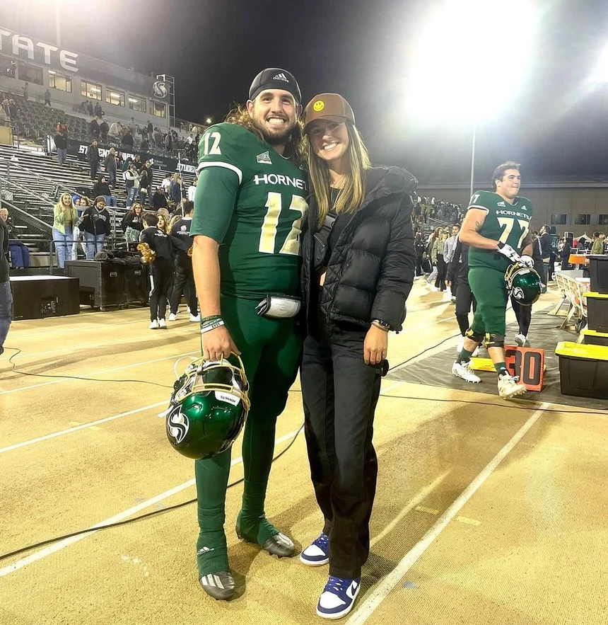 Bên cạnh đó, Aubrey Goodwill cũng thường chia sẻ chuyện tình đẹp với cầu thủ bóng bầu dục người Mỹ Jake Dunniway. Cả 2 thường xuyên đăng tải những khoảnh khắc đồng hành cùng nhau trong các chuyến du lịch hay hoạt động hàng ngày.