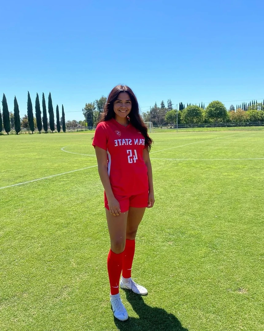 Với chiều cao 1m75, vóc dáng khỏe khoắn cùng nụ cười tươi rạng rỡ, nữ tiền đạo nhanh chóng “ghi điểm” trong lòng người hâm mộ ngay từ ngày đầu đặt chân đến Việt Nam.