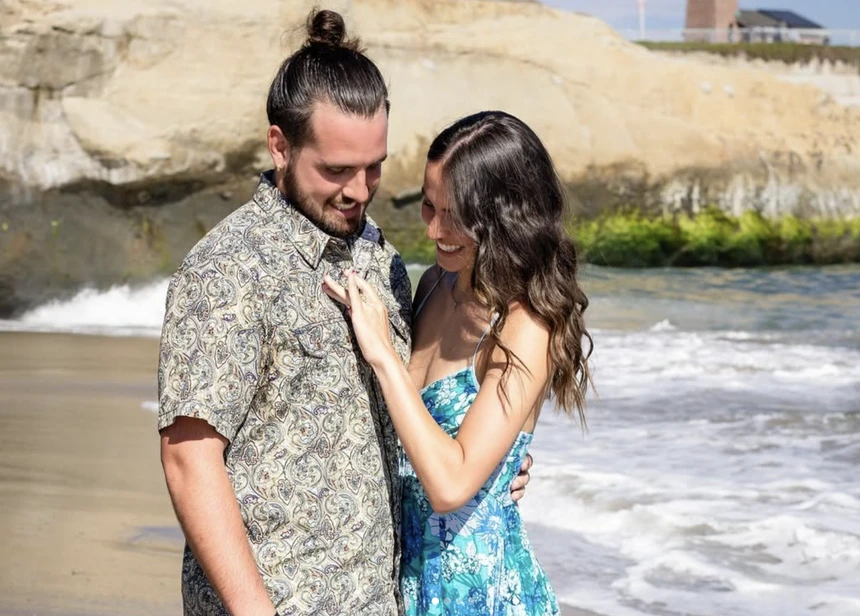 Trên trang cá nhân, nữ trung vệ thường xuyên chia sẻ những khoảnh khắc đời thường với gu thời trang thanh lịch, đôi khi năng động và trẻ trung với áo croptop, khi lại quyến rũ với những bộ váy ôm sát khoe trọn đôi chân dài đáng mơ ước.