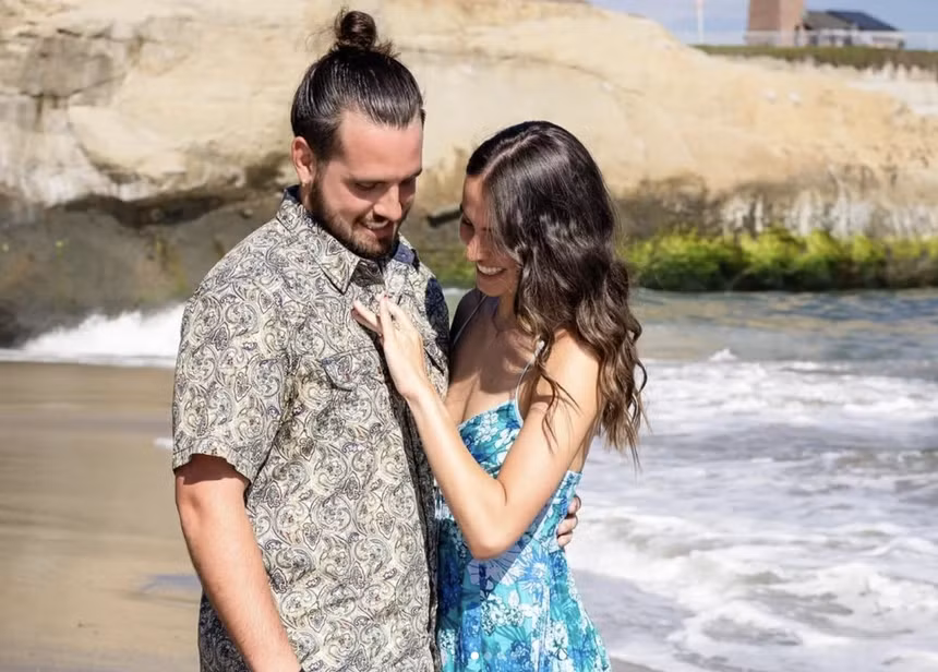 Trên trang cá nhân, nữ trung vệ thường xuyên chia sẻ những khoảnh khắc đời thường với gu thời trang thanh lịch, đôi khi năng động và trẻ trung với áo croptop, khi lại quyến rũ với những bộ váy ôm sát khoe trọn đôi chân dài đáng mơ ước.