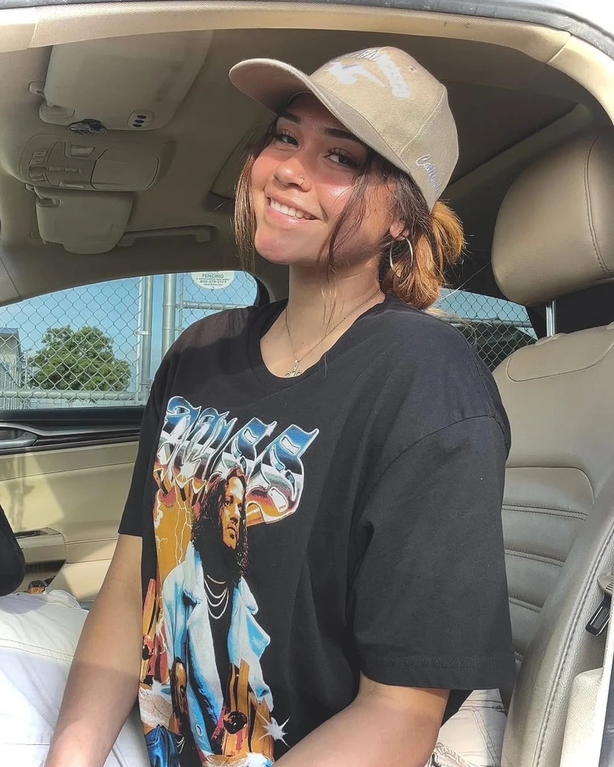 Với đôi chân săn chắc, cơ đùi nở nang và vòng eo thon gọn, Sabrina không chỉ khiến đối thủ ngán ngẩm trên sân mà còn khiến fan trầm trồ ngoài đời. Lối chơi tốc độ, thể lực bền bỉ của cô càng làm tôn lên nét đẹp của một vận động viên đỉnh cao.