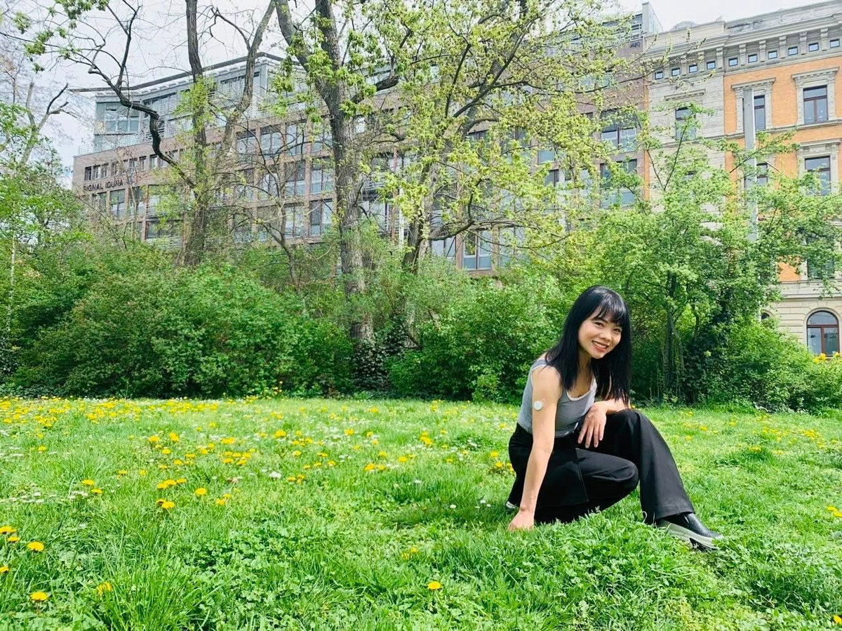 Làn da sáng, ánh mắt hiền và phong cách gần gũi, tự nhiên – tất cả làm nên một “bức tranh sống” đầy bình yên nhưng vẫn tỏa ra khí chất rất riêng của người phụ nữ từng trải, trí tuệ và đầy sức sống.