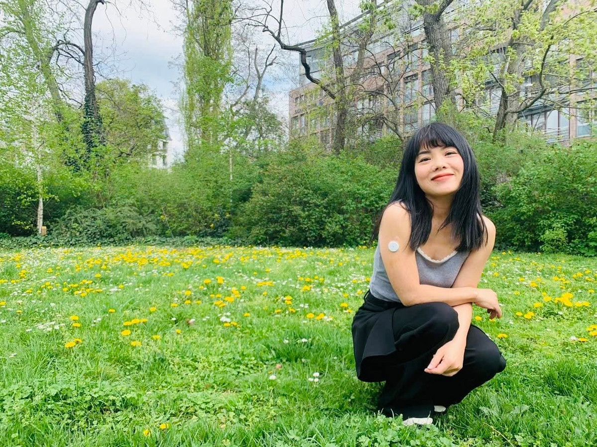 Trong bộ ảnh mới đây được đăng tải lên trang cá nhân, không váy áo cầu kỳ, chỉ đơn giản với áo hai dây xám nhẹ, quần đen và mái tóc suôn mượt, Bạch Dương nổi bật giữa đồng cỏ đầy hoa như một nàng thơ mùa xuân.