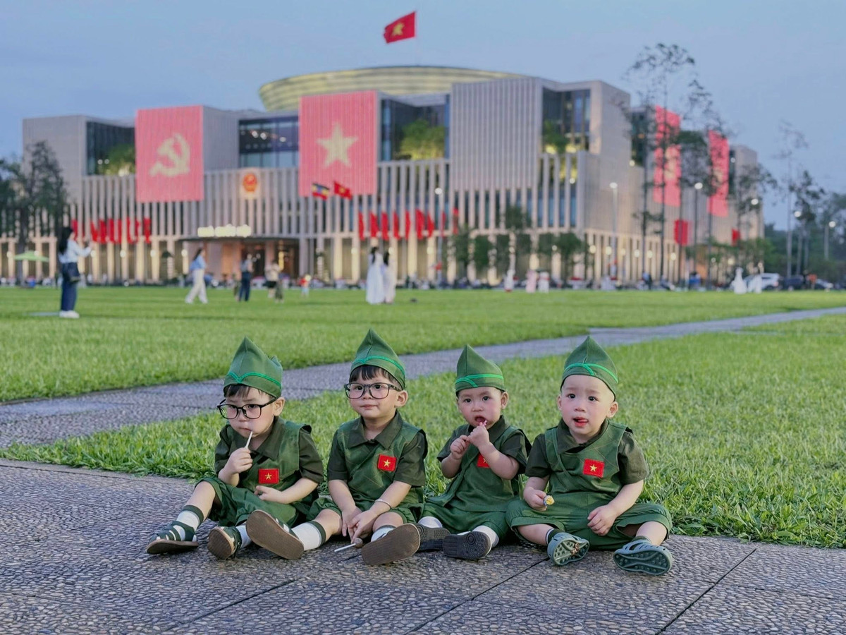 Khung cảnh phía sau – Lăng Bác uy nghiêm, hay tòa nhà Quốc hội rợp cờ hoa – càng làm cho bộ ảnh thêm phần trang trọng, mang đậm tinh thần ngày lễ lớn của dân tộc. (Ảnh: Luong Hong)