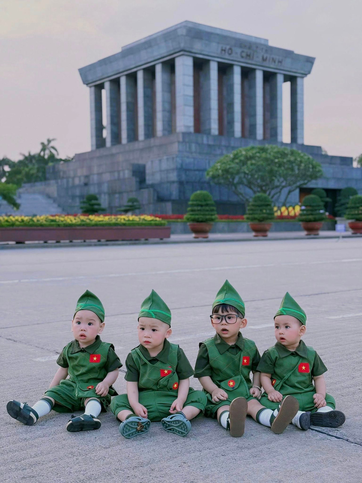 Trong bộ quân phục xanh rêu truyền thống, đội mũ tai bèo ngay ngắn và không quên đeo huy hiệu cờ đỏ sao vàng trên ngực áo, các bé mang đến một hình ảnh vừa ngây ngô, trong trẻo vừa khiến ai nấy cũng phải gật gù vì tinh thần yêu nước lan tỏa một cách hồn nhiên và trọn vẹn. (Ảnh: Luong Hong)