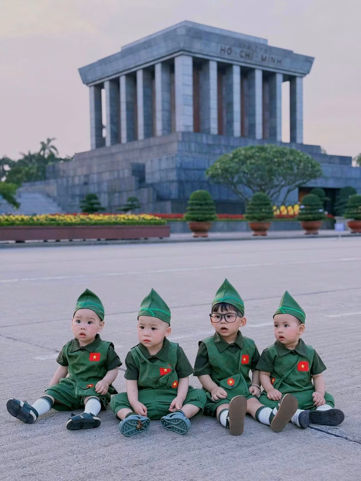 Trong bộ quân phục xanh rêu truyền thống, đội mũ tai bèo ngay ngắn và không quên đeo huy hiệu cờ đỏ sao vàng trên ngực áo, các bé mang đến một hình ảnh vừa ngây ngô, trong trẻo vừa khiến ai nấy cũng phải gật gù vì tinh thần yêu nước lan tỏa một cách hồn nhiên và trọn vẹn. (Ảnh: Luong Hong)