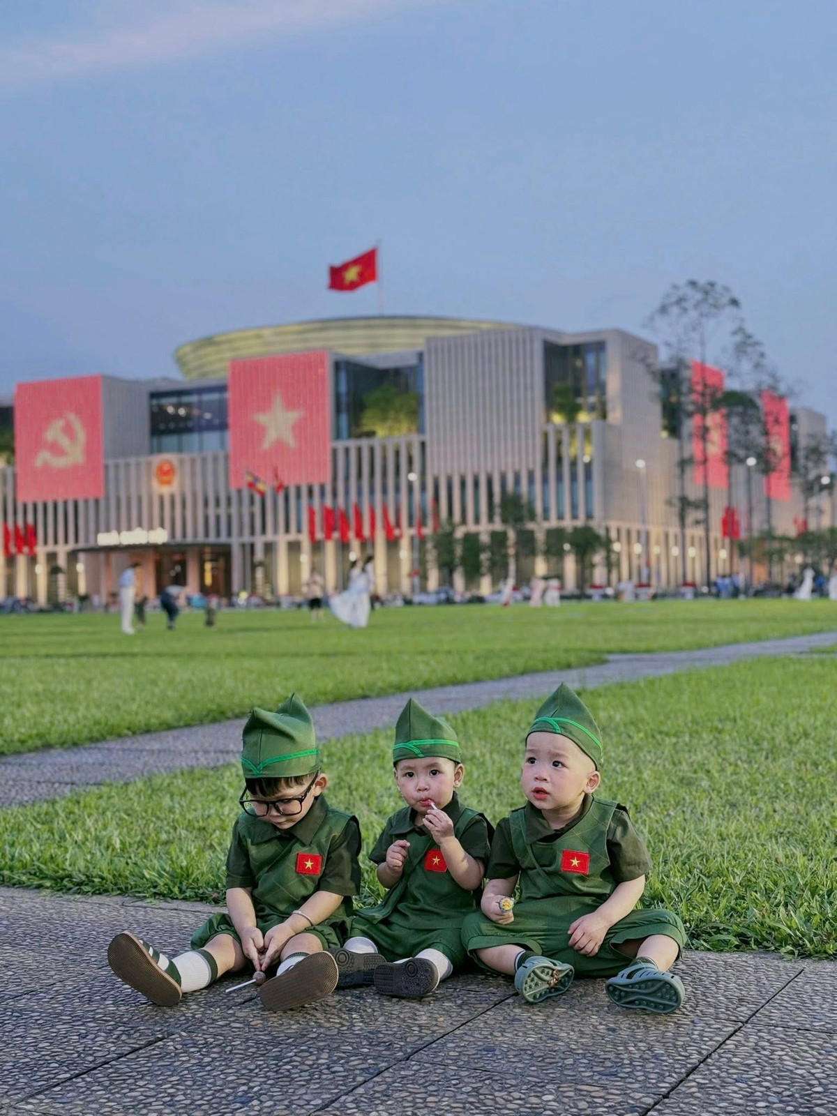 Dù còn nhỏ, mỗi “chiến binh nhí” đều thể hiện thần thái riêng biệt: bé thì nghiêm túc nhìn thẳng máy ảnh, bé lại đang mút kẹo một cách say sưa, có em còn quay sang trêu chọc bạn bên cạnh…(Ảnh: Luong Hong)