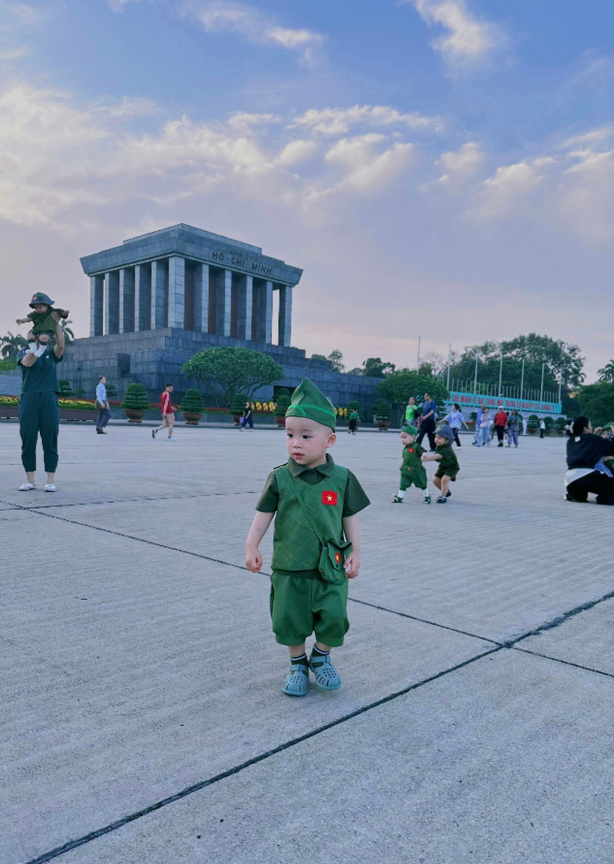 Khung cảnh trước lăng Bác những ngày này đông đảo người dân đến chụp ảnh. (Ảnh: Luong Hong)