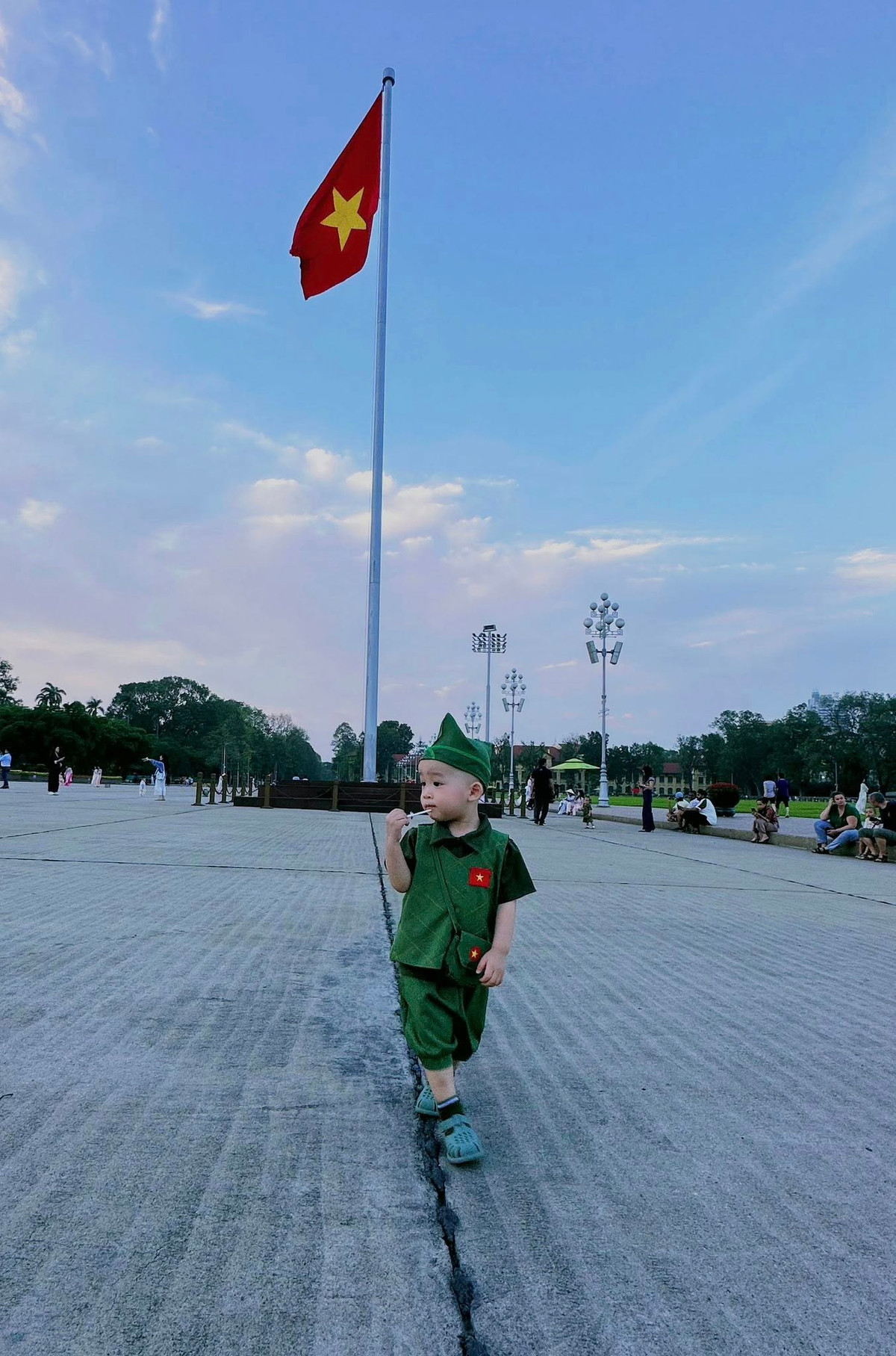 Dù thời tiết Hà Nội đã bắt đầu nắng nóng, Quảng trường Ba Đình vẫn đông kín người ghé chụp ảnh. (Ảnh: Luong Hong)