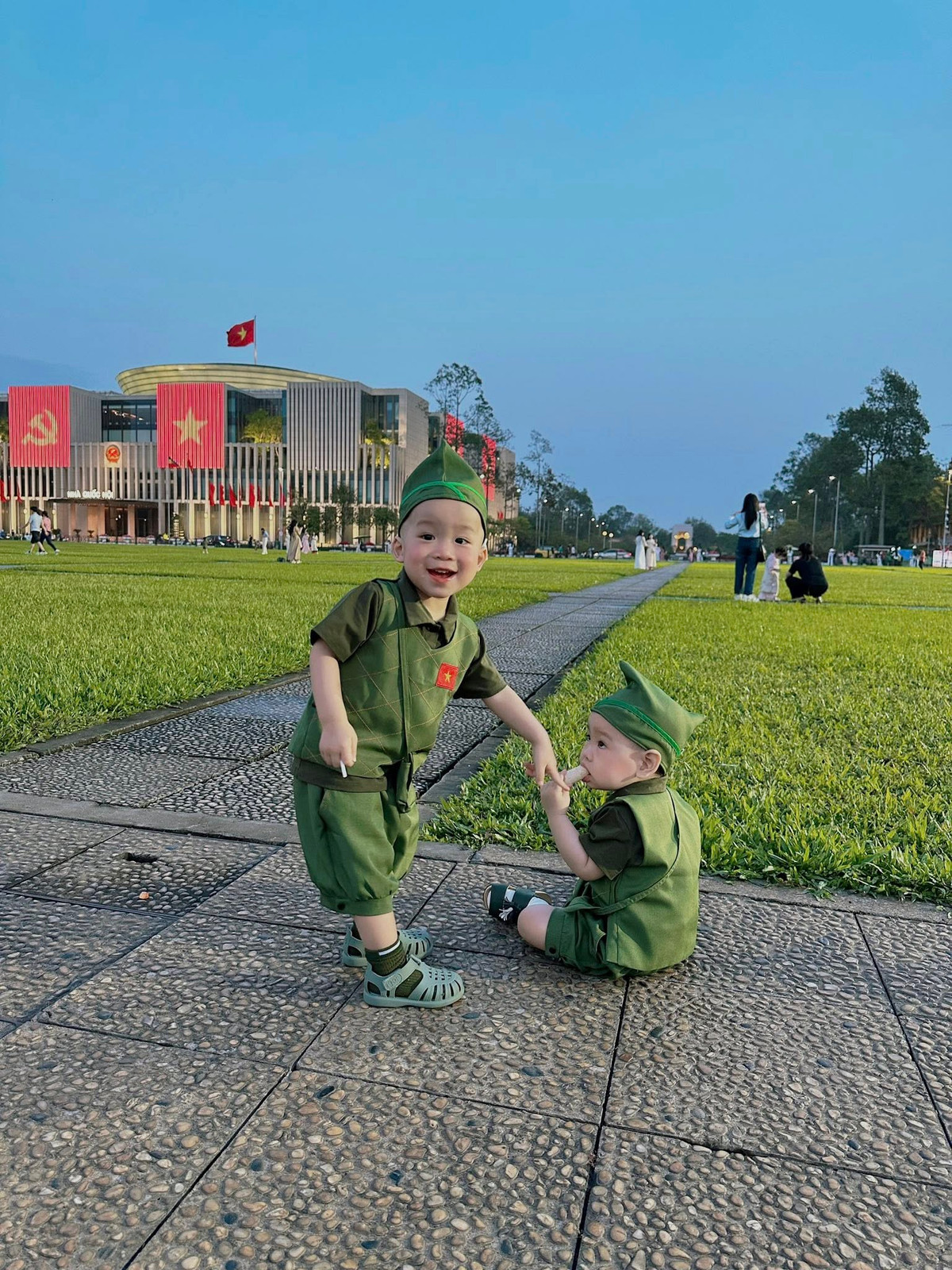 Cư dân mạng nhanh chóng dành “cơn mưa lời khen” cho loạt ảnh siêu cấp đáng yêu này. Không ít bình luận dí dỏm gọi đây là “biệt đội măng non sẵn sàng chiến đấu với sự dễ thương” hay “đội hình kế nhiệm tương lai của Tổ quốc”. (Ảnh: Luong Hong)