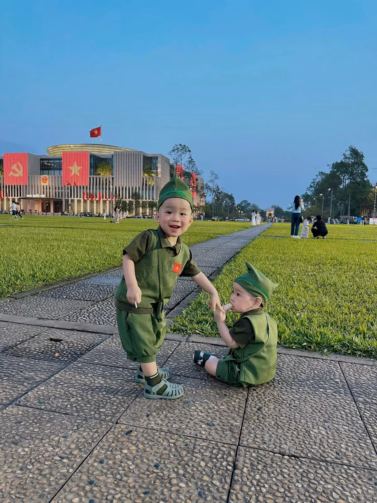 Cư dân mạng nhanh chóng dành “cơn mưa lời khen” cho loạt ảnh siêu cấp đáng yêu này. Không ít bình luận dí dỏm gọi đây là “biệt đội măng non sẵn sàng chiến đấu với sự dễ thương” hay “đội hình kế nhiệm tương lai của Tổ quốc”. (Ảnh: Luong Hong)