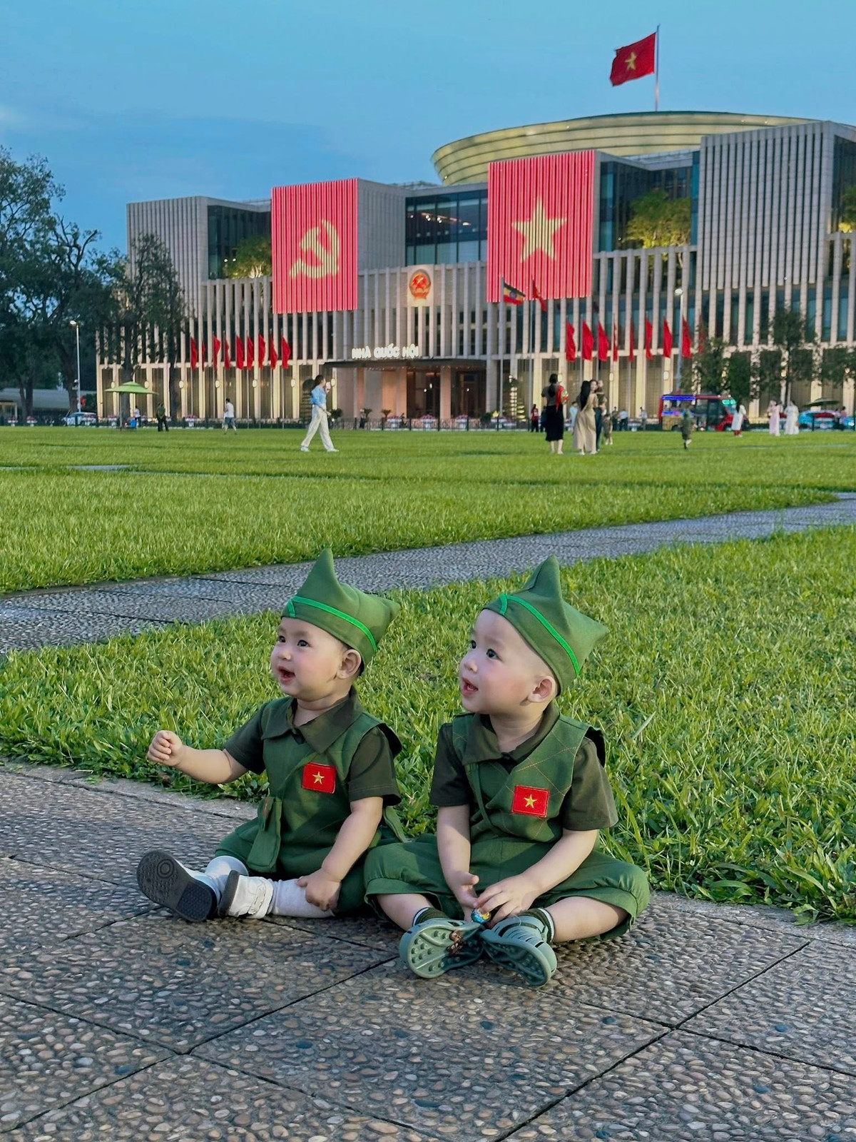 Bộ ảnh không chỉ đơn thuần là một buổi đi chơi hay check-in kỷ niệm mà còn là cách giáo dục nhẹ nhàng nhưng sâu sắc, giúp các em nhỏ được tiếp cận với lịch sử, truyền thống từ sớm. (Ảnh: Luong Hong)