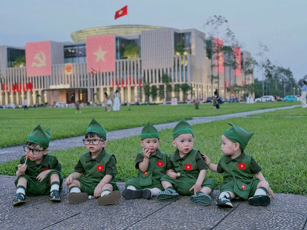 Không chỉ người lớn mà các em nhỏ cũng được bố mẹ cho "lên đồ" để check-in khu vực lăng Bác cũng như quảng trường Ba Đình. (Ảnh: Luong Hong)