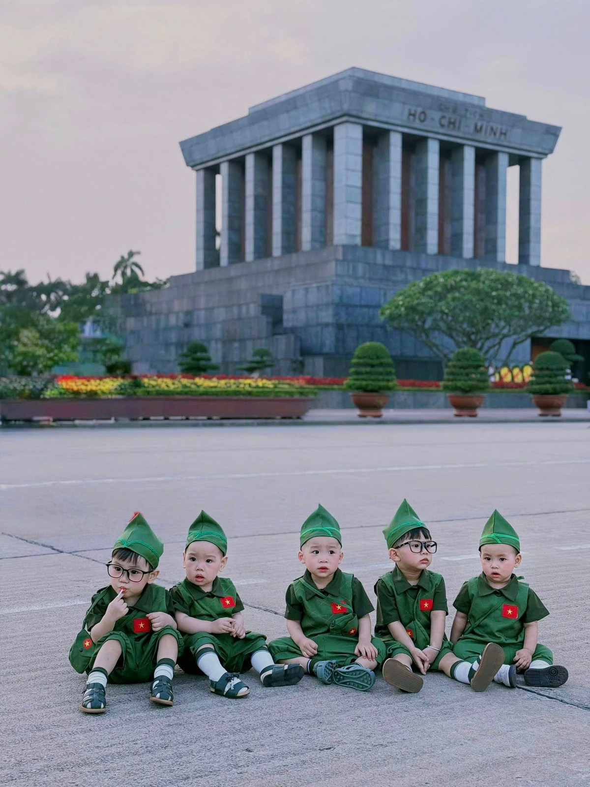 Trước thềm kỷ niệm 50 năm ngày Giải phóng miền Nam, thống nhất đất nước 30/4 và Quốc tế Lao động 1/5, khu vực quanh Lăng Chủ tịch Hồ Chí Minh thu hút đông đảo người dân đến tham quan, chụp ảnh lưu niệm, ghi lại khoảnh khắc ý nghĩa tại một trong những địa điểm mang tính biểu tượng của Thủ đô. (Ảnh: Luong Hong)