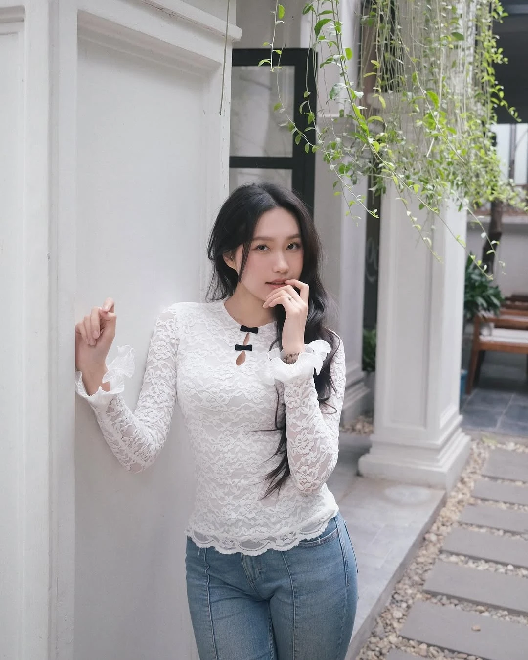 Doãn Hải My - bà xã Đoàn Văn Hậu từng gây ấn tượng mạnh khi lọt vào top 10 Hoa hậu Việt Nam 2020 và giành giải "Người đẹp tài năng". Không chỉ có nhan sắc thanh lịch, cô còn là một sinh viên xuất sắc của Đại học Luật Hà Nội, minh chứng cho vẻ đẹp đi đôi với trí tuệ.