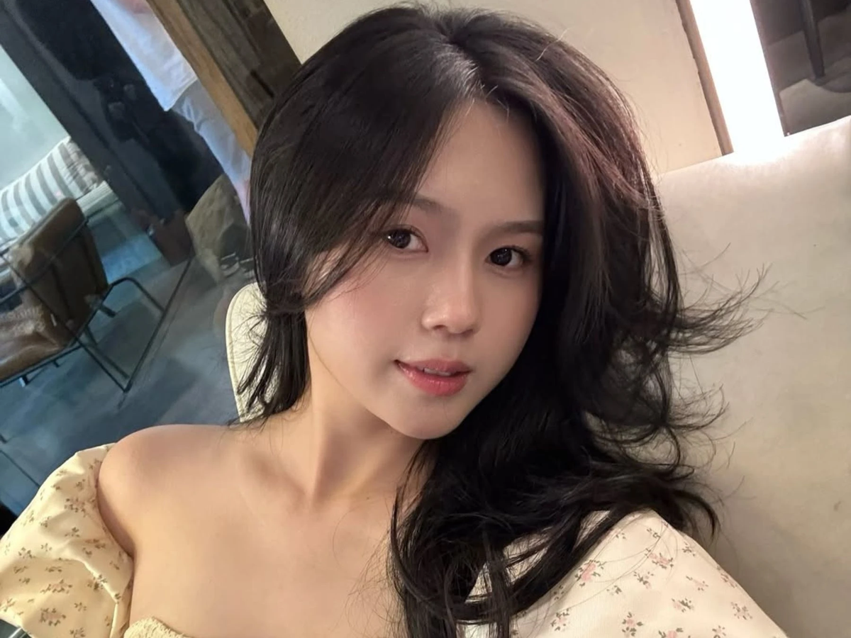 Không chỉ là vợ của trung vệ Nguyễn Thành Chung, Tố Uyên còn là một cô gái mạnh mẽ và bản lĩnh trong công việc. Cô tự kinh doanh và quản lý cửa hàng riêng, khẳng định khả năng tự chủ tài chính mà không cần ai hậu thuẫn.