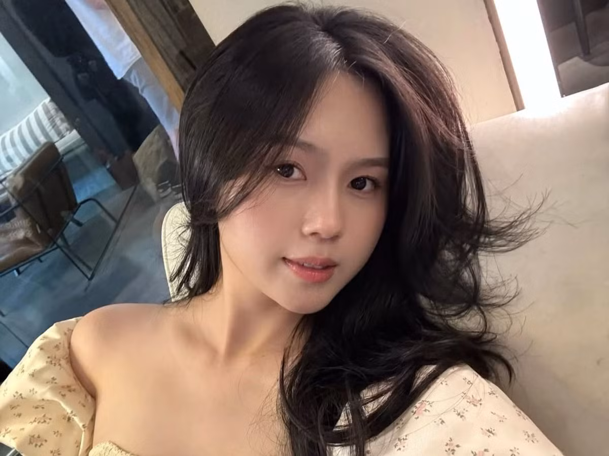 Không chỉ là vợ của trung vệ Nguyễn Thành Chung, Tố Uyên còn là một cô gái mạnh mẽ và bản lĩnh trong công việc. Cô tự kinh doanh và quản lý cửa hàng riêng, khẳng định khả năng tự chủ tài chính mà không cần ai hậu thuẫn.