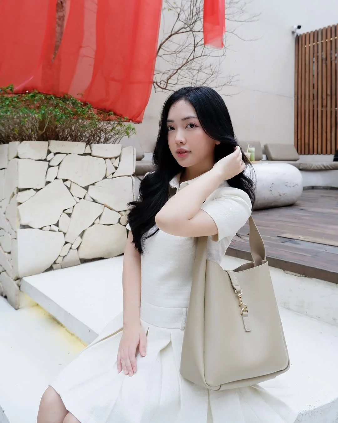 Không chỉ sở hữu vẻ ngoài xinh đẹp, Hà Trang còn có phong cách thời trang sang trọng, thanh lịch. Dù xuất hiện ở bất cứ đâu, cô luôn biết cách làm nổi bật bản thân bằng những bộ trang phục tinh tế, tôn lên nét dịu dàng nhưng vẫn vô cùng thời thượng.