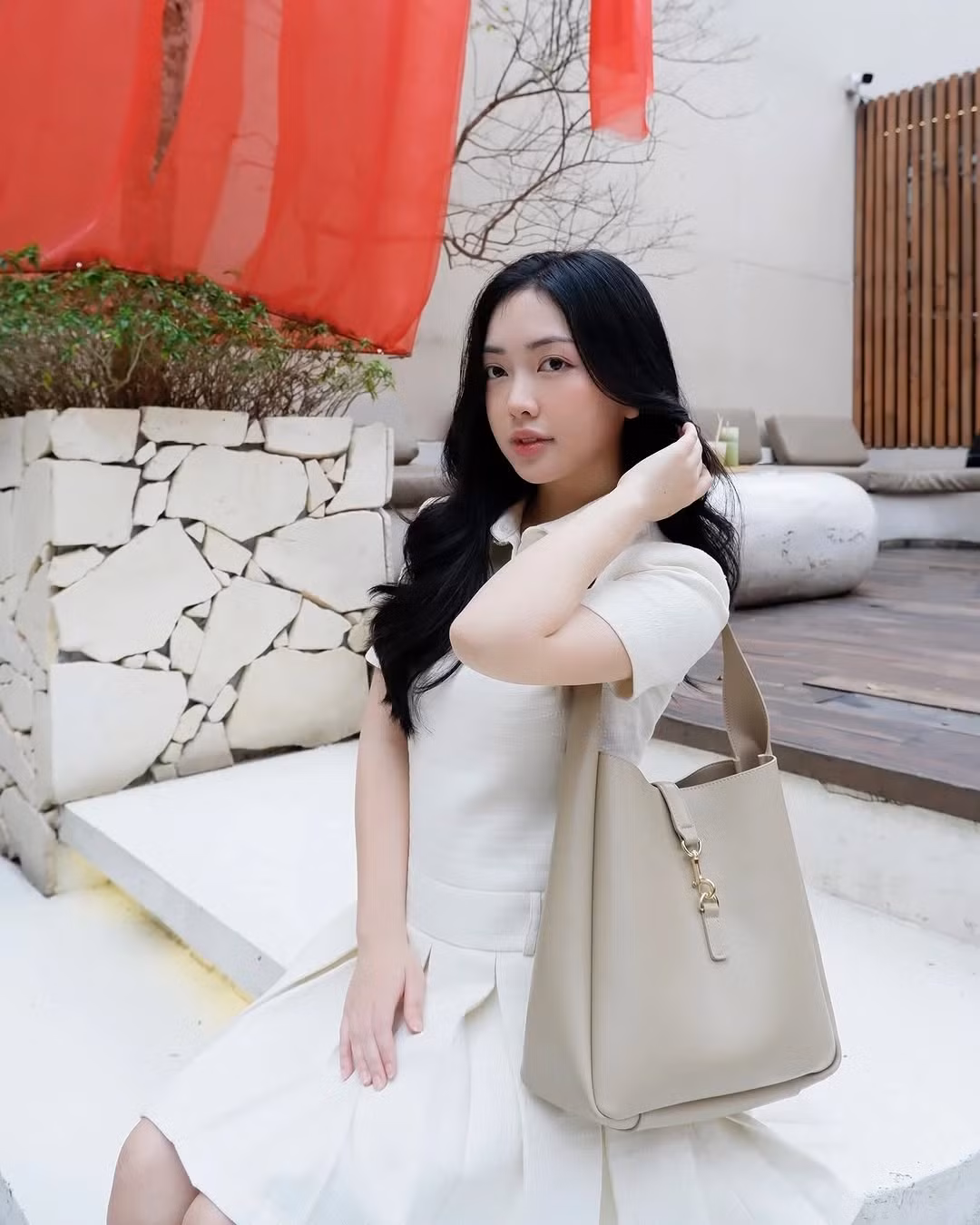 Không chỉ sở hữu vẻ ngoài xinh đẹp, Hà Trang còn có phong cách thời trang sang trọng, thanh lịch. Dù xuất hiện ở bất cứ đâu, cô luôn biết cách làm nổi bật bản thân bằng những bộ trang phục tinh tế, tôn lên nét dịu dàng nhưng vẫn vô cùng thời thượng.