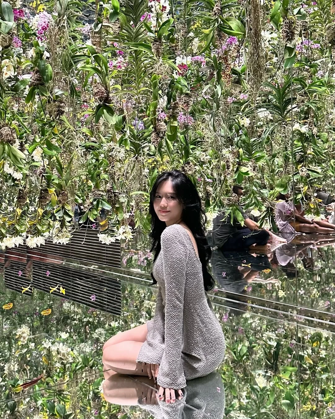 Tố Uyên sở hữu vẻ đẹp trong trẻo, dịu dàng nhưng vẫn đầy sức hút. Cô có phong cách thanh lịch, nhẹ nhàng, không chạy theo xu hướng mà luôn giữ cho mình một hình ảnh tinh tế, gần gũi.