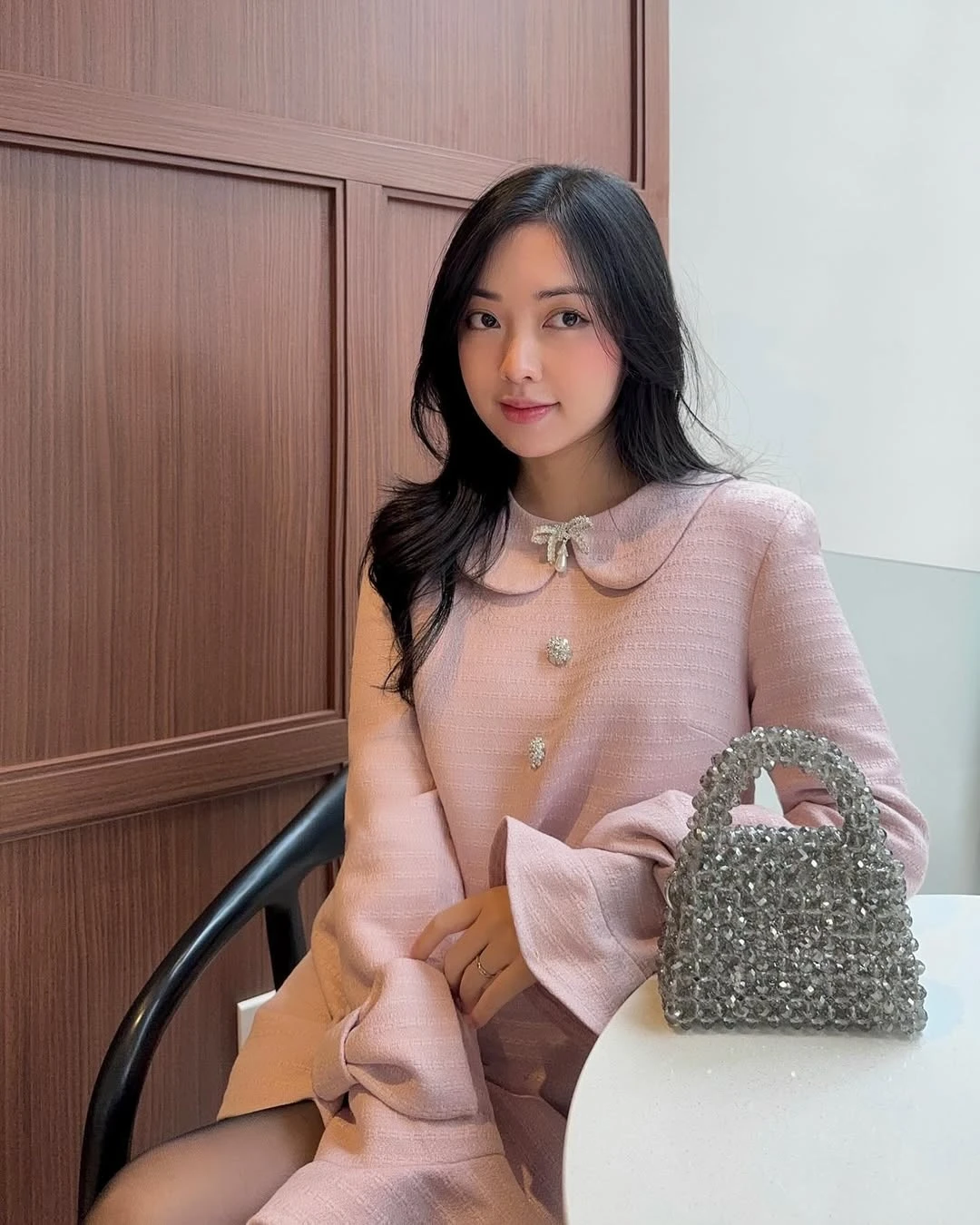 Không hề kém cạnh người bạn thân của mình, Mai Hà Trang cũng là một gương mặt nổi bật trong dàn WAGs Việt. Cô tốt nghiệp Đại học Mỹ thuật Công nghiệp Hà Nội và hiện đang kinh doanh trong lĩnh vực thời trang.