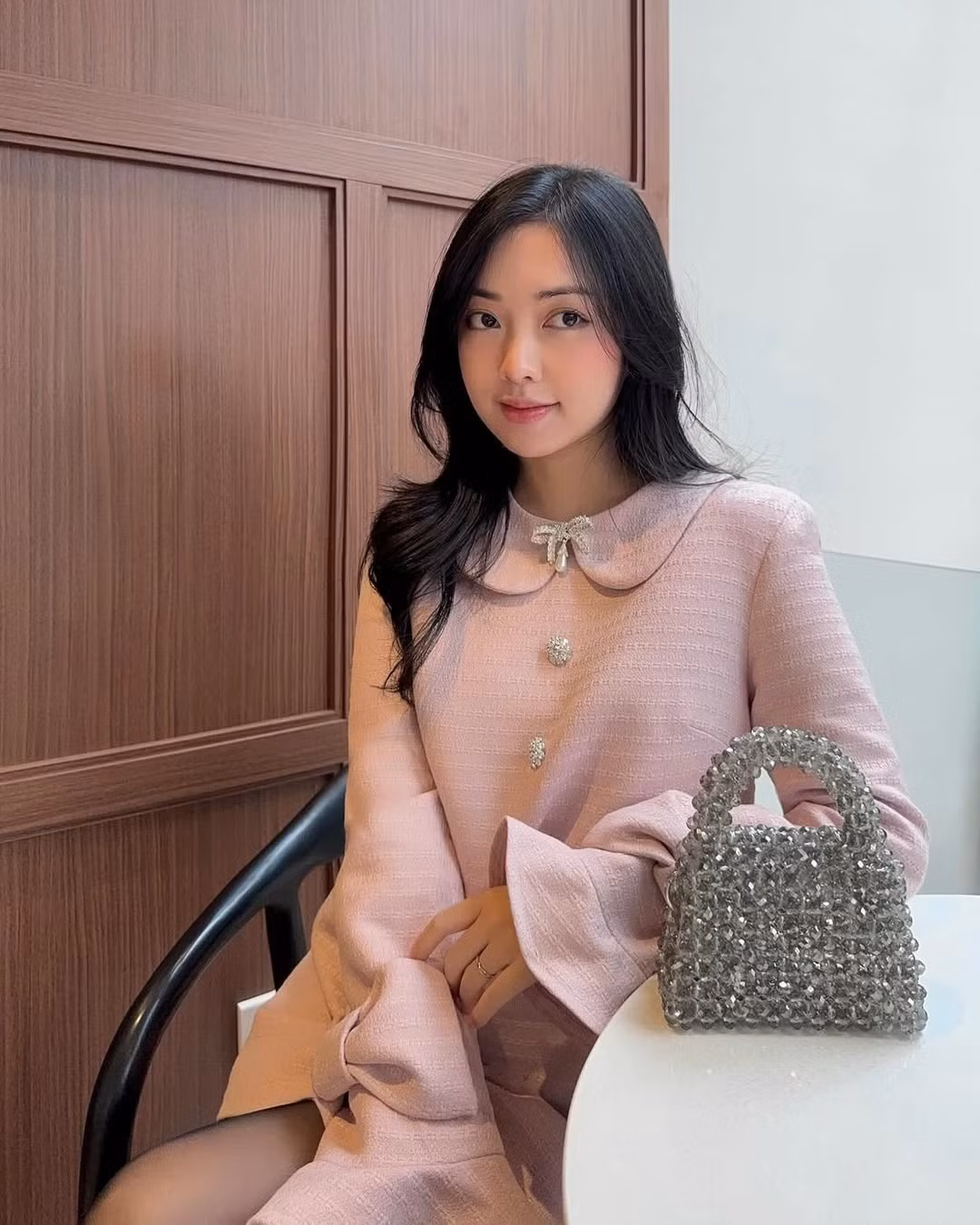 Không hề kém cạnh người bạn thân của mình, Mai Hà Trang cũng là một gương mặt nổi bật trong dàn WAGs Việt. Cô tốt nghiệp Đại học Mỹ thuật Công nghiệp Hà Nội và hiện đang kinh doanh trong lĩnh vực thời trang.