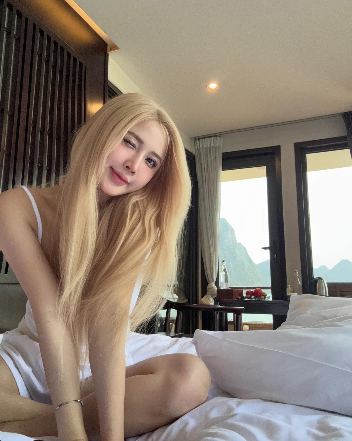 Trần Linh Hương được biết đến là một trong những nữ cổ động viên hot nhất mùa AFF Cup 2018.