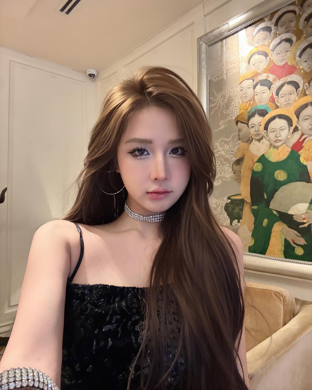 Không chỉ sở hữu gương mặt xinh đẹp với đường nét hài hòa, Linh Hương còn gây ấn tượng mạnh bởi thần thái tự tin, cuốn hút. Mái tóc dài buông xõa cùng lối trang điểm nhẹ nhàng càng tôn lên vẻ đẹp trong trẻo nhưng không kém phần quyến rũ của cô nàng.