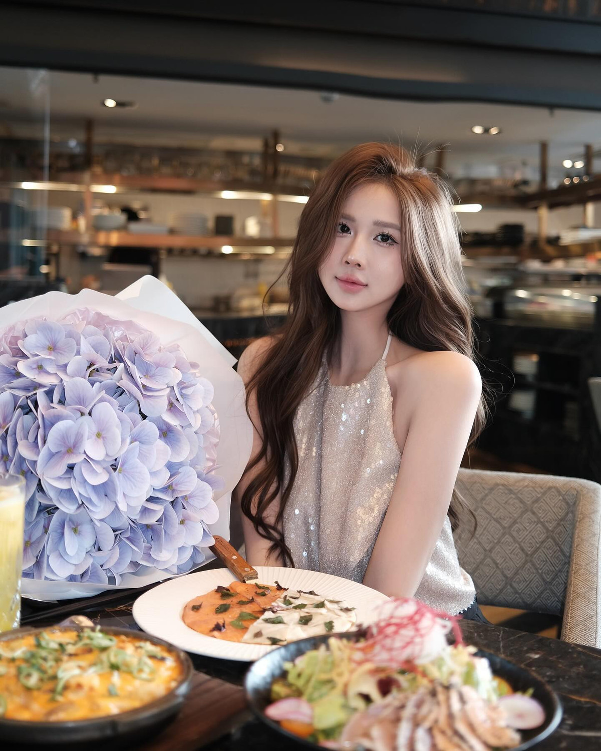 Cô nàng nổi tiếng bởi hình ảnh xinh đẹp trên khán đài sân cỏ khi đến sân vận động Mỹ Đình cổ vũ trận bán kết lượt về giữa đội tuyển Việt Nam và Philippines.