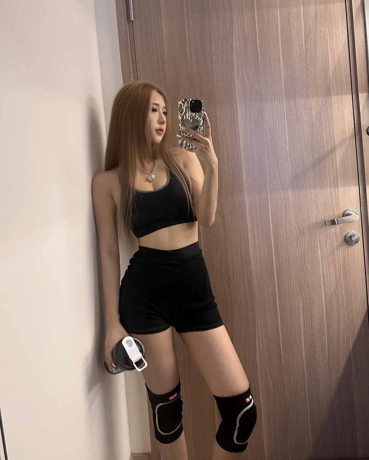 Ngay sau khi loạt ảnh được đăng tải, netizen đã không tiếc lời khen ngợi: "Đúng chuẩn búp bê sống!", "Làn da trắng quá đỉnh", "Không thể rời mắt khỏi visual này!"...