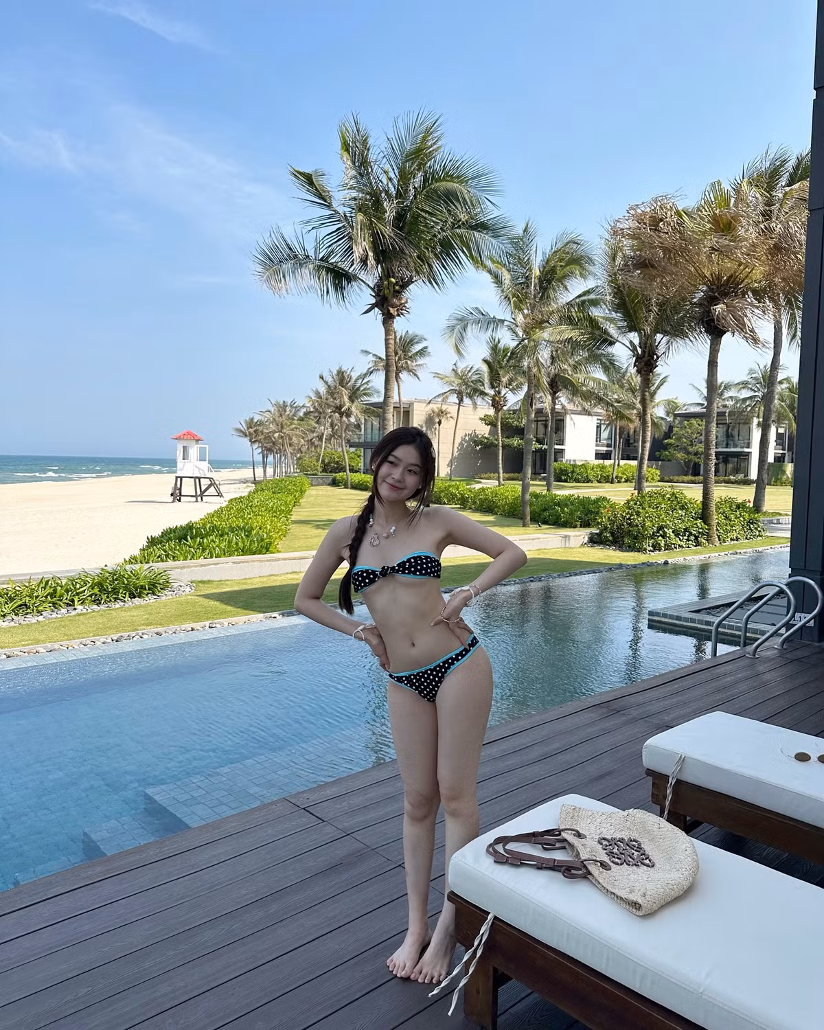 Phong cách của Mai Hương trong set đồ này mang đậm chất “nàng thơ mùa hè” – trẻ trung, nữ tính, gợi cảm nhưng không phản cảm.