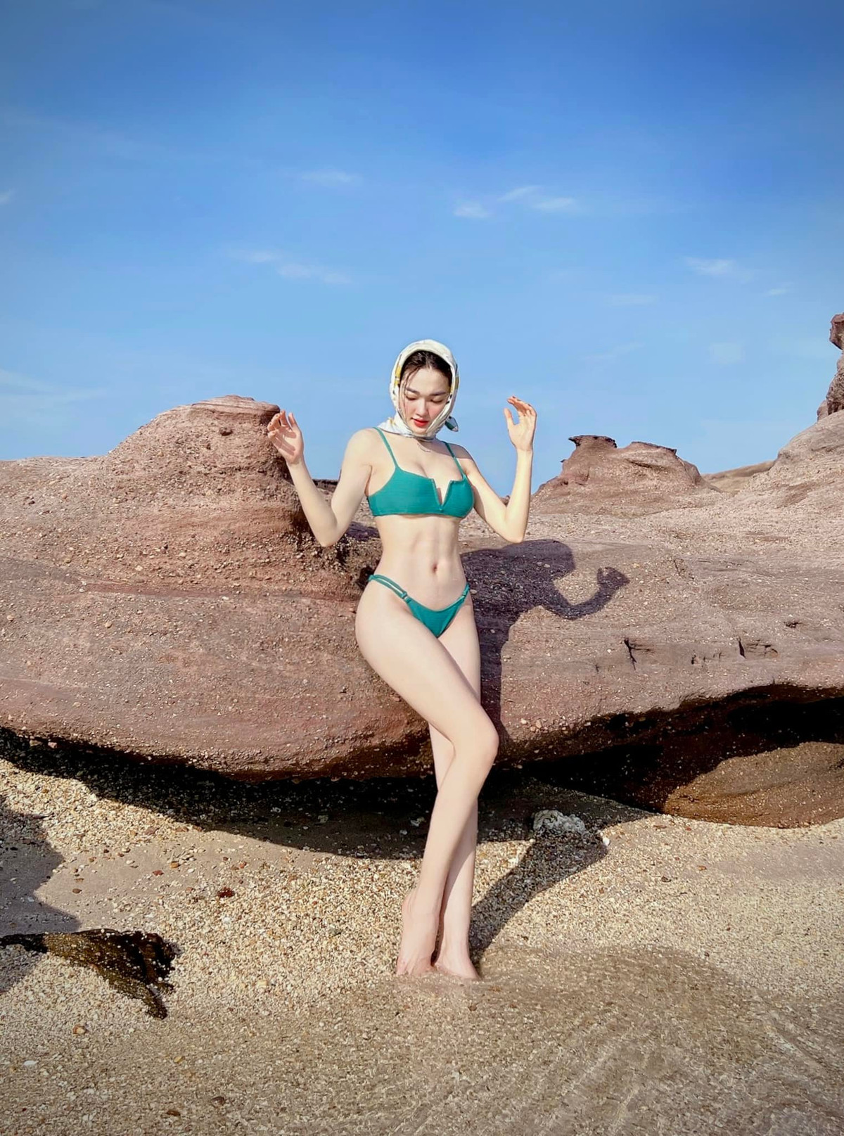 Trong một lần khác, cô nàng đốt mắt người xem khi diện bikini hai mảnh triệt để khoe đường cong hình chữ S.