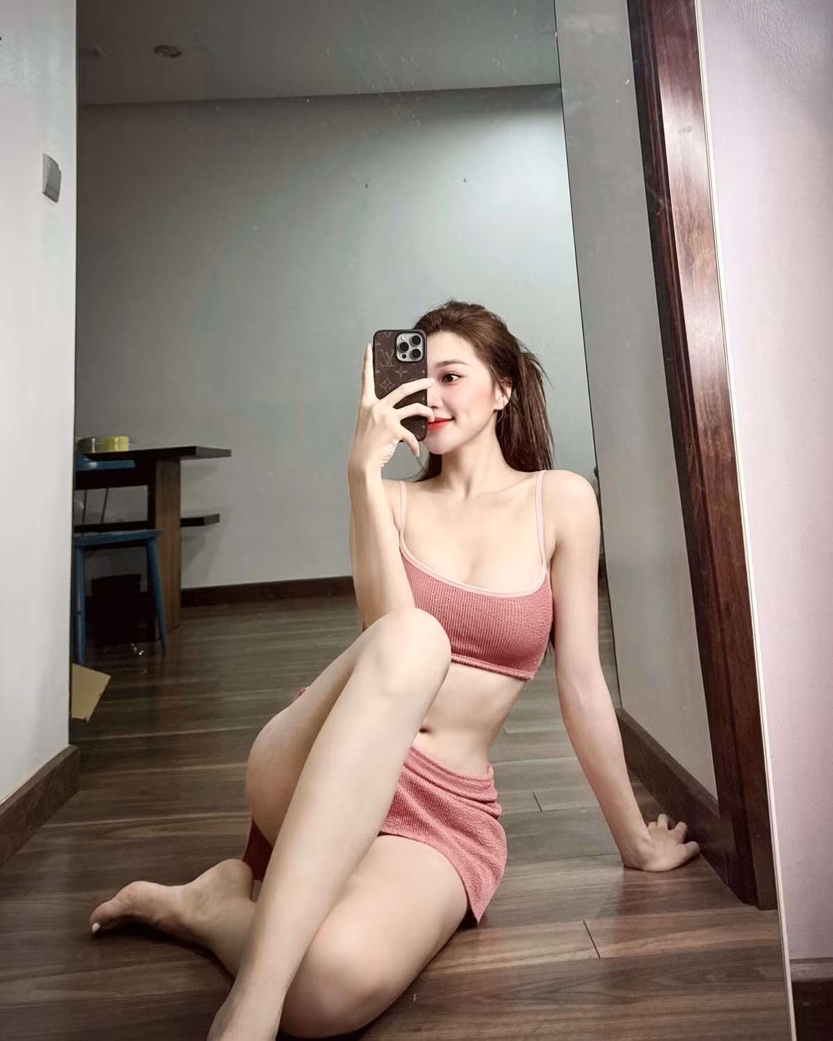 Cô có số đo ba vòng 82-63-88, sở hữu gương mặt đẹp ăn hình cùng nụ cười sáng.