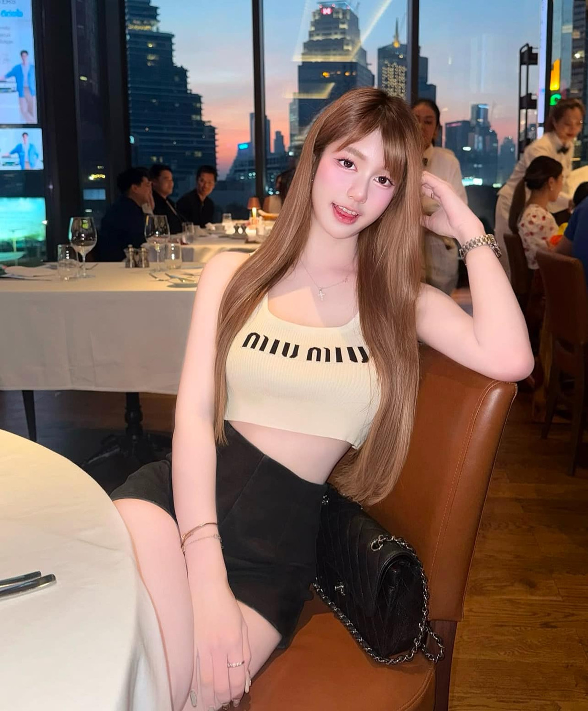Danh tính của cô nàng cũng nhanh chóng được tìm ra. Đó là Ramida P Pawan - vốn là một hot girl mạng khá có tiếng với hơn 486.000 người theo dõi trên Instagram.