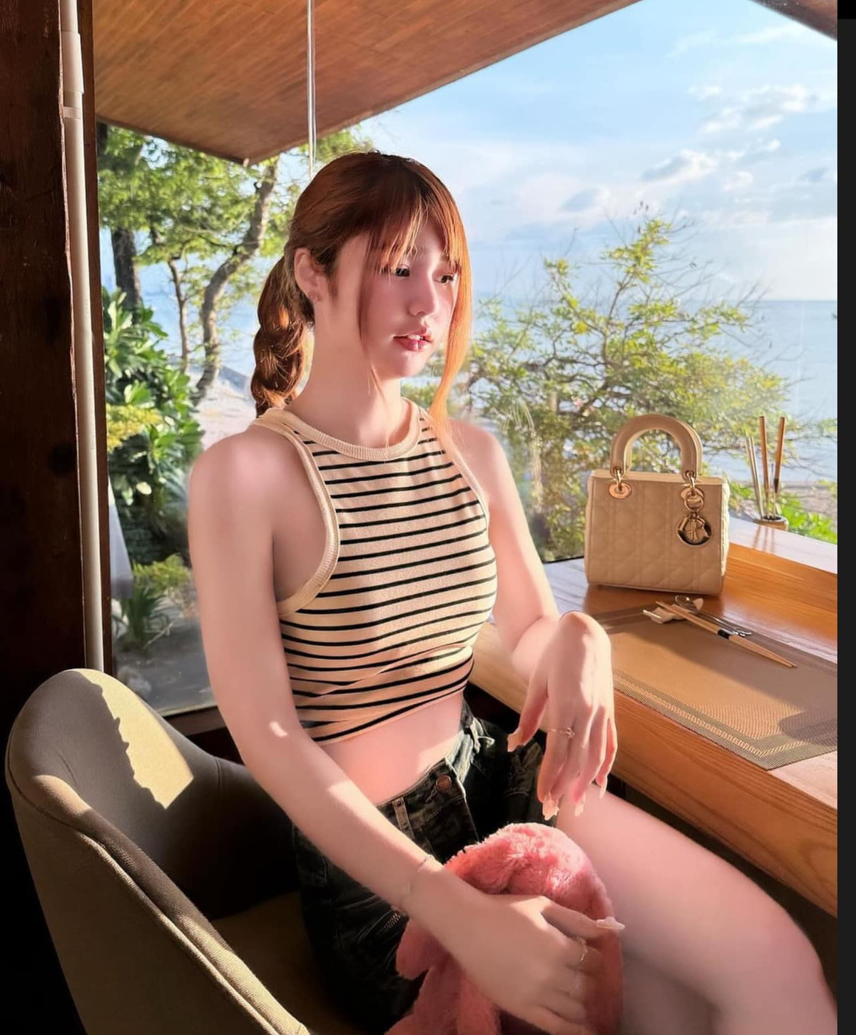 Trước đó, cô nàng đã từng nổi đình nổi đám với bức ảnh mặc đồ đồng phục học sinh cùng nụ cười tươi tắn dù đang niềng răng. Thậm chí nhiều người còn gọi cô nàng với danh xưng "hot girl niềng răng".