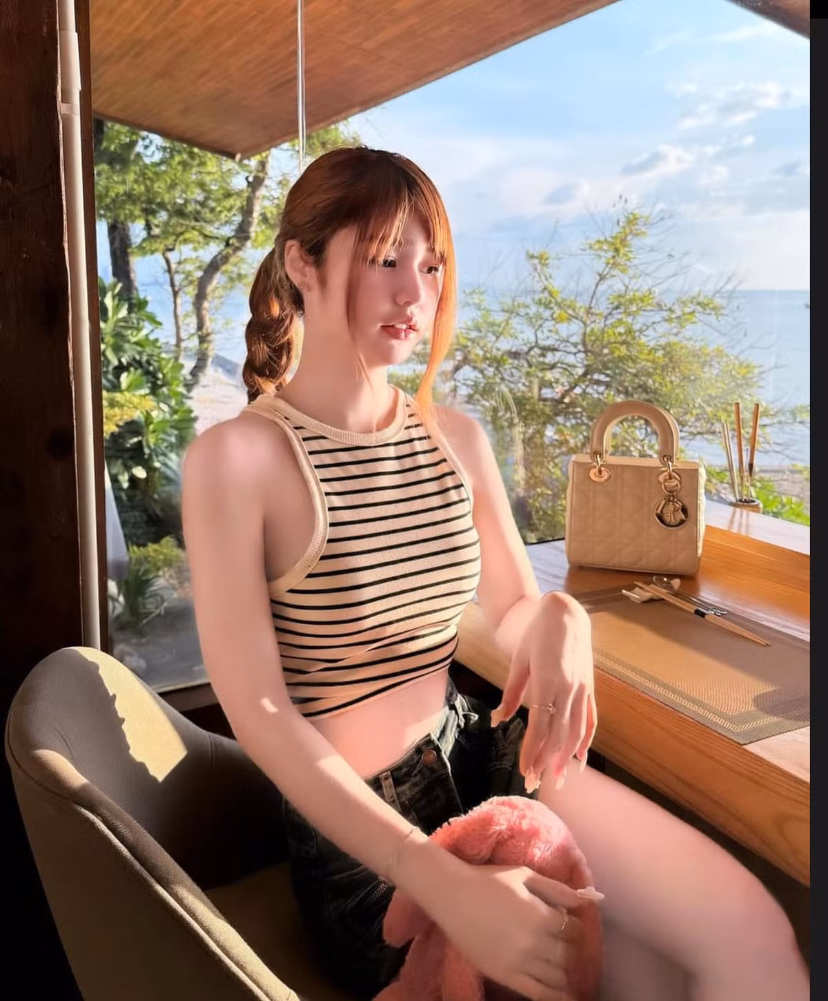 Trước đó, cô nàng đã từng nổi đình nổi đám với bức ảnh mặc đồ đồng phục học sinh cùng nụ cười tươi tắn dù đang niềng răng. Thậm chí nhiều người còn gọi cô nàng với danh xưng "hot girl niềng răng".