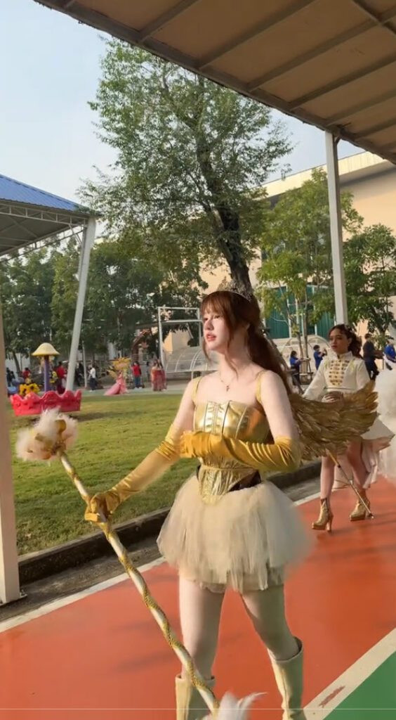 Không chỉ có ngoại hình cuốn hút, cô còn thể hiện phong thái tự tin, dáng đi uyển chuyển và nụ cười rạng rỡ, thu hút mọi ánh nhìn.