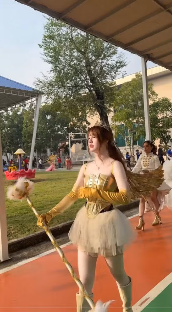 Không chỉ có ngoại hình cuốn hút, cô còn thể hiện phong thái tự tin, dáng đi uyển chuyển và nụ cười rạng rỡ, thu hút mọi ánh nhìn.