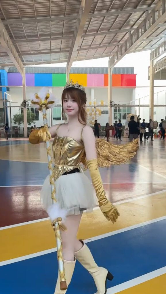 Video ghi lại khoảnh khắc này nhanh chóng lan truyền trên mạng xã hội, nhận về vô số lời khen từ cộng đồng mạng. Nhiều người cho rằng, không chỉ xinh đẹp, cô gái này còn sở hữu thần thái chuyên nghiệp chẳng kém gì một người mẫu trình diễn thực thụ.