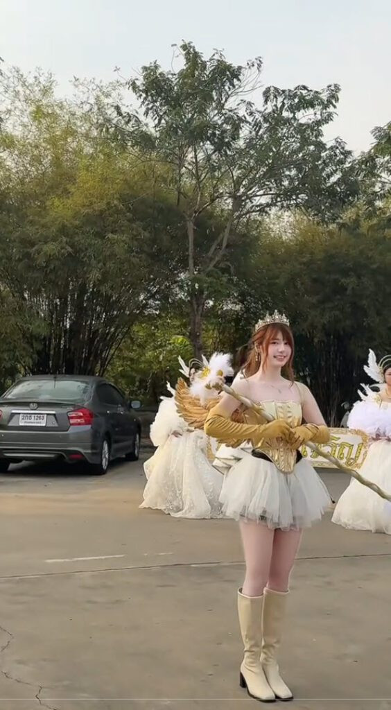 Trong ngày hội thể thao của nhiều trường cấp 3 và đại học ở Thái Lan, một hoạt động khác không thể thiếu đó là diễu hành. Những nữ sinh được lựa chọn đảm nhận vị trí dẫn đầu đoàn diễu hành sẽ là người cầm chiếc quyền trượng (hoặc 1 chiếc gậy), vừa đi vừa biểu diễn kỹ năng xoay gậy. Để được lựa chọn đảm nhận vị trí đó, những nữ sinh thường phải có nhan sắc xinh đẹp, thần thái hút hồn cùng sự tự tin.