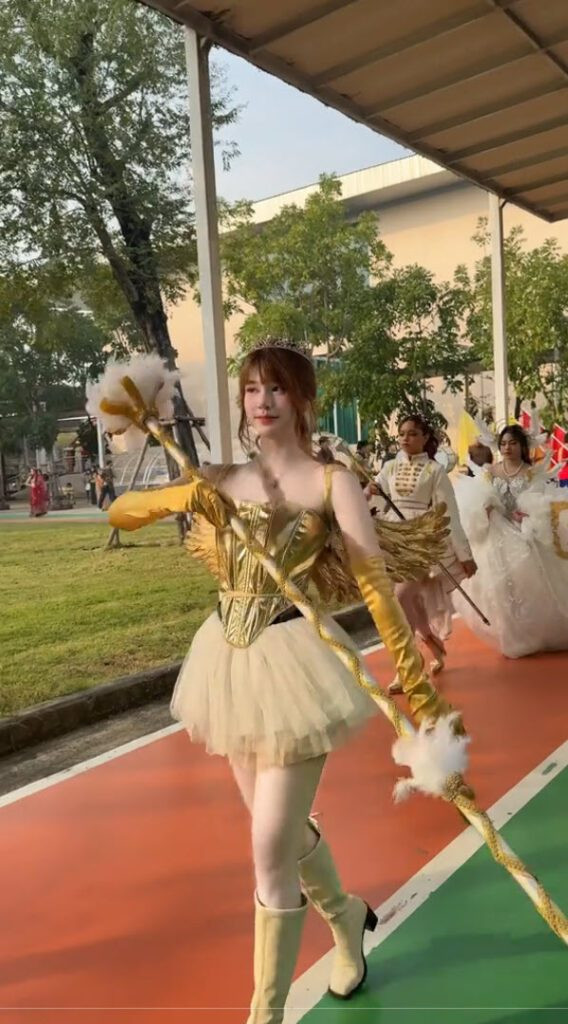 Diện bộ váy tông vàng sang trọng với phần corset ánh kim, váy tutu bồng bềnh kết hợp đôi boot cao cùng đôi cánh đầy ấn tượng, nữ sinh này toát lên khí chất kiêu sa và quyền lực.