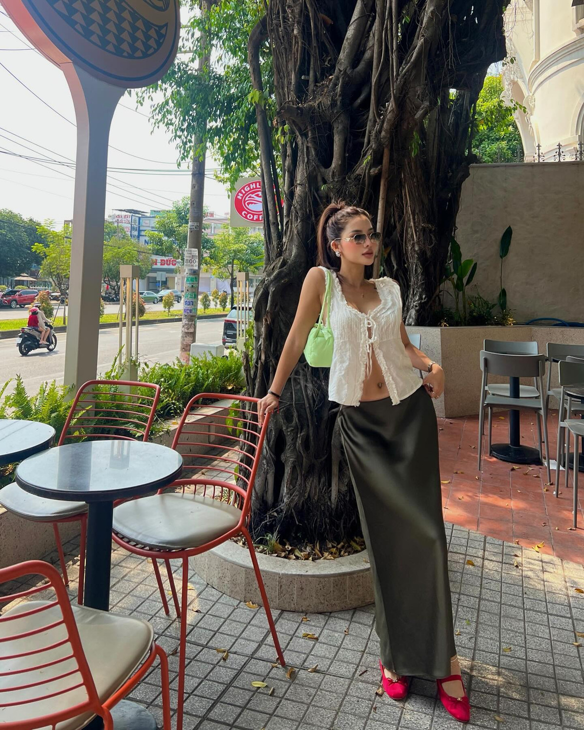 Và hiện tại, sau gần một thập kỷ, cô vẫn giữ vững phong độ nhan sắc và vóc dáng "bốc lửa", thậm chí ngày càng mặn mà, quyến rũ hơn.