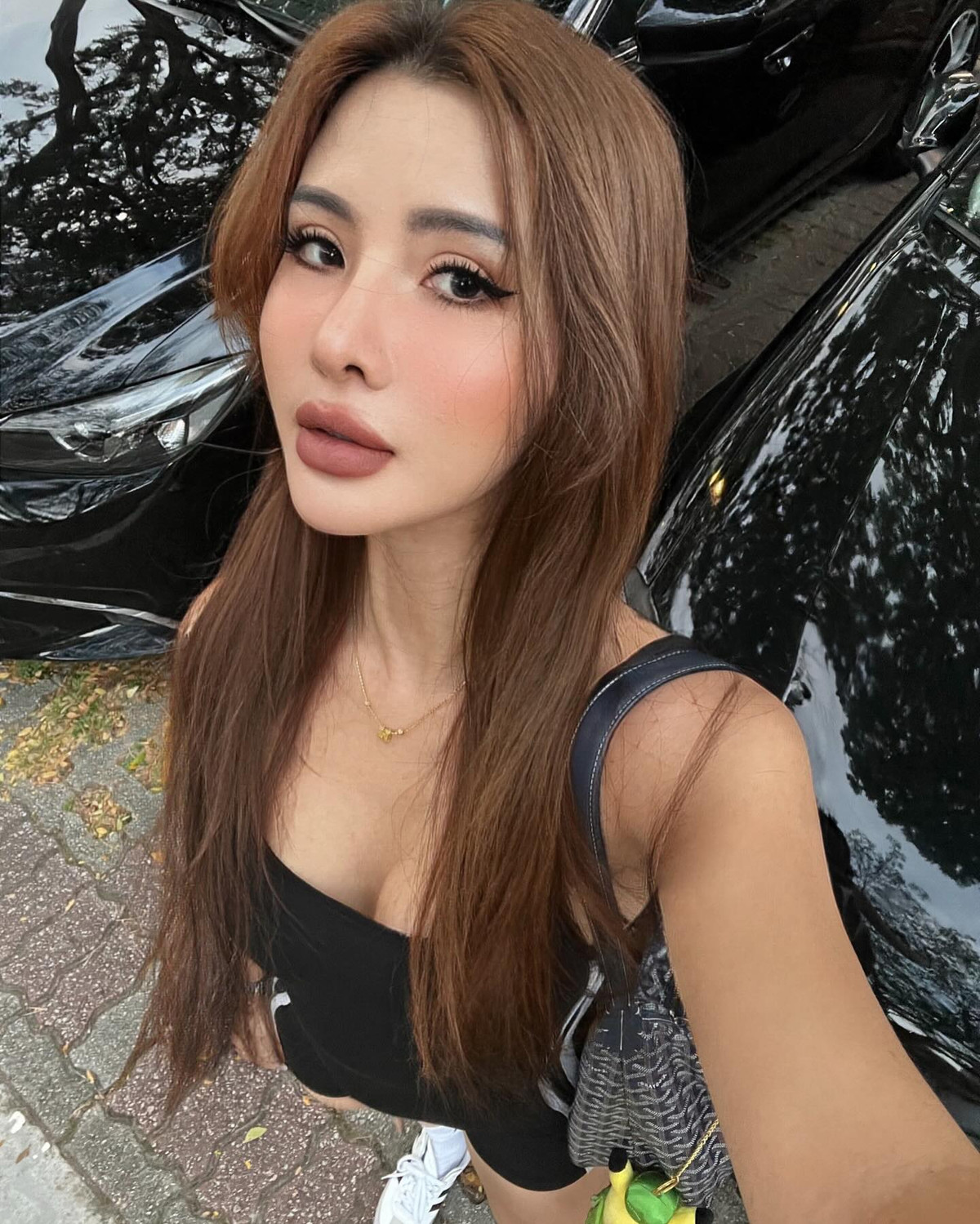 Bộ ảnh nhanh chóng lan truyền và trở thành tâm điểm bàn tán, giúp cô gái trẻ trở thành hiện tượng mạng chỉ sau một đêm.