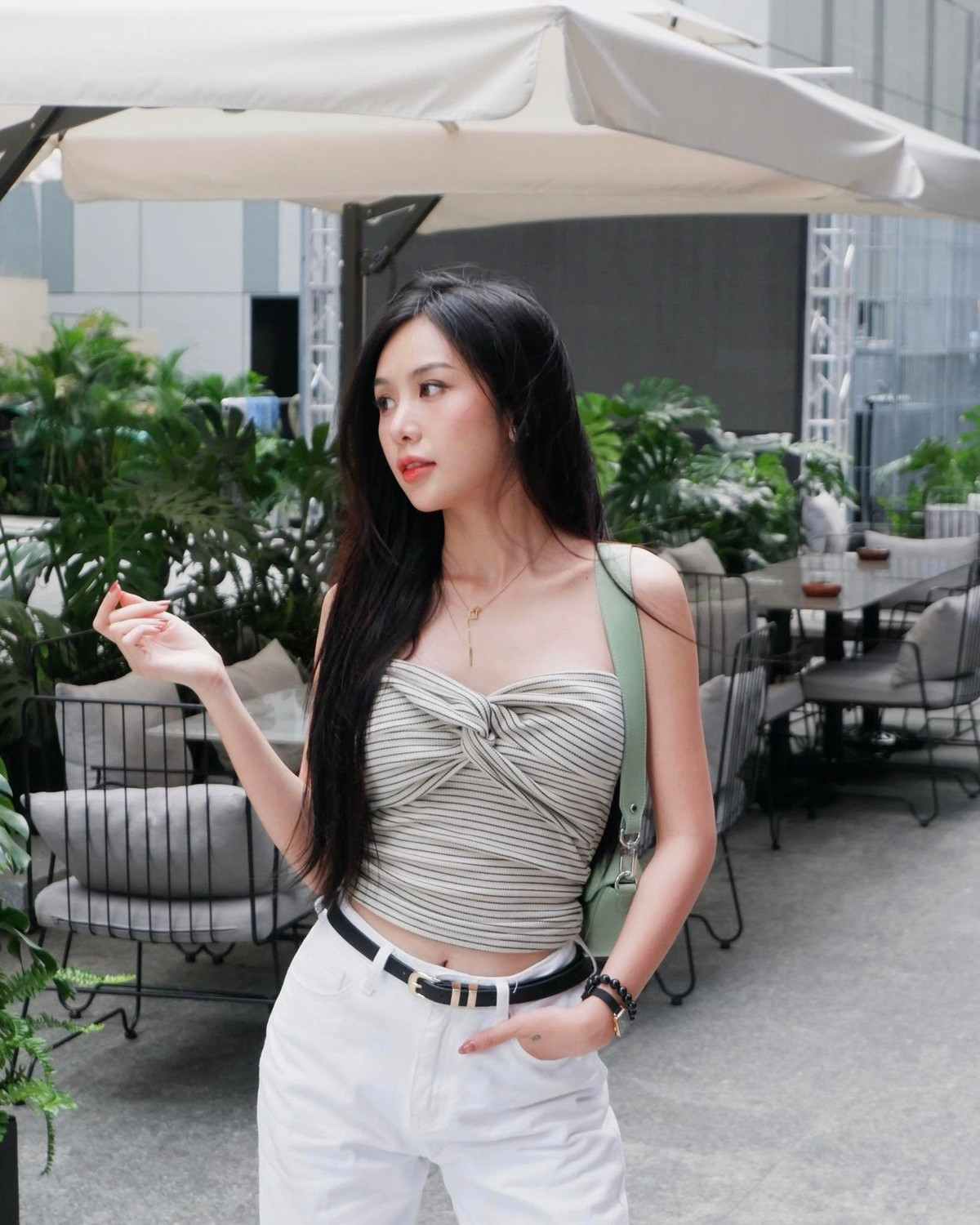 Cô con gái của NSND Trần Nhượng sở hữu vẻ đẹp nhẹ nhàng, thanh thoát, với đường nét khuôn mặt sắc sảo và vóc dáng mảnh mai.