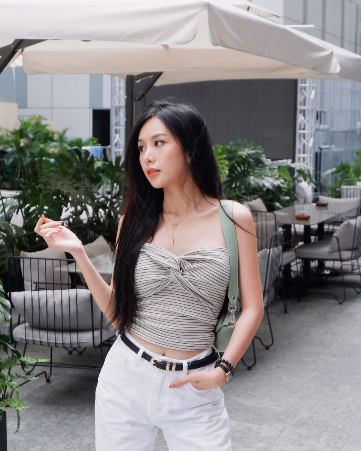 Cô con gái của NSND Trần Nhượng sở hữu vẻ đẹp nhẹ nhàng, thanh thoát, với đường nét khuôn mặt sắc sảo và vóc dáng mảnh mai.