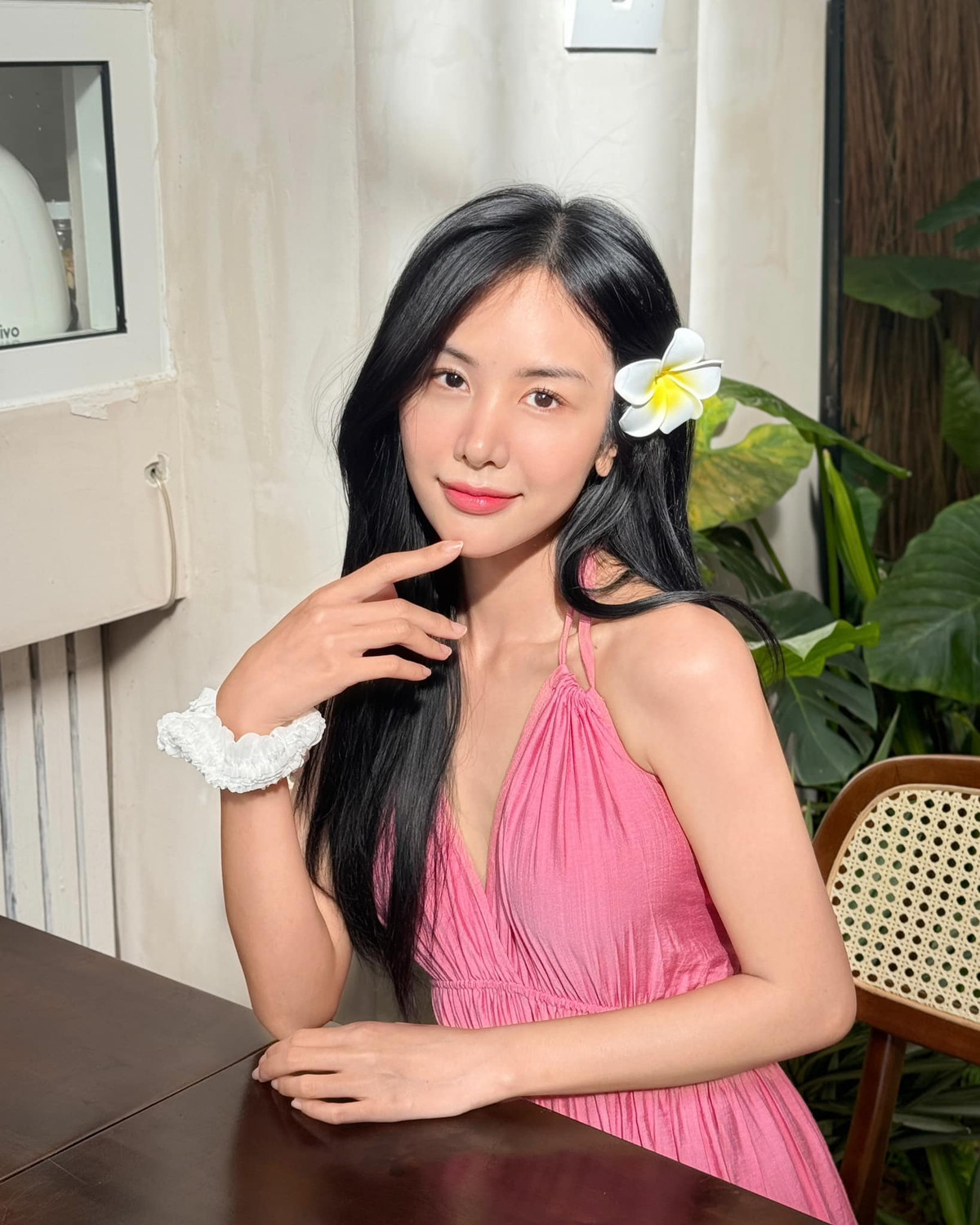 Bên cạnh vẻ đẹp ngoại hình, cô cũng có những thành tựu riêng và luôn sống với một thái độ khiêm tốn, nỗ lực hết mình trong công việc và cuộc sống.