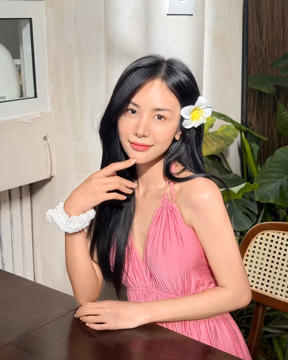 Bên cạnh vẻ đẹp ngoại hình, cô cũng có những thành tựu riêng và luôn sống với một thái độ khiêm tốn, nỗ lực hết mình trong công việc và cuộc sống.