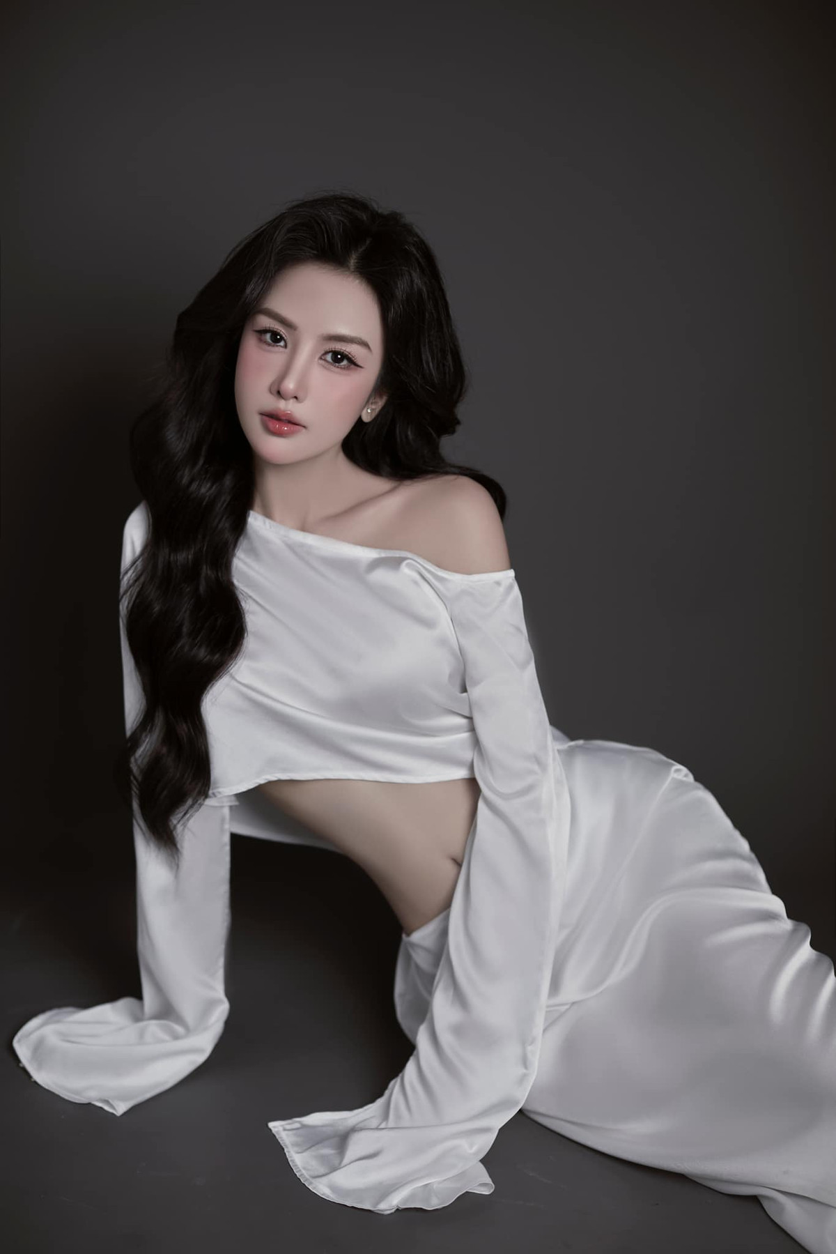 Không chỉ xinh đẹp, cô còn có phong cách thời trang thanh lịch, tự tin thể hiện bản thân trong mọi tình huống. Chính nhờ sắc vóc nổi bật mà cô thường xuyên trở thành tâm điểm chú ý mỗi khi xuất hiện.