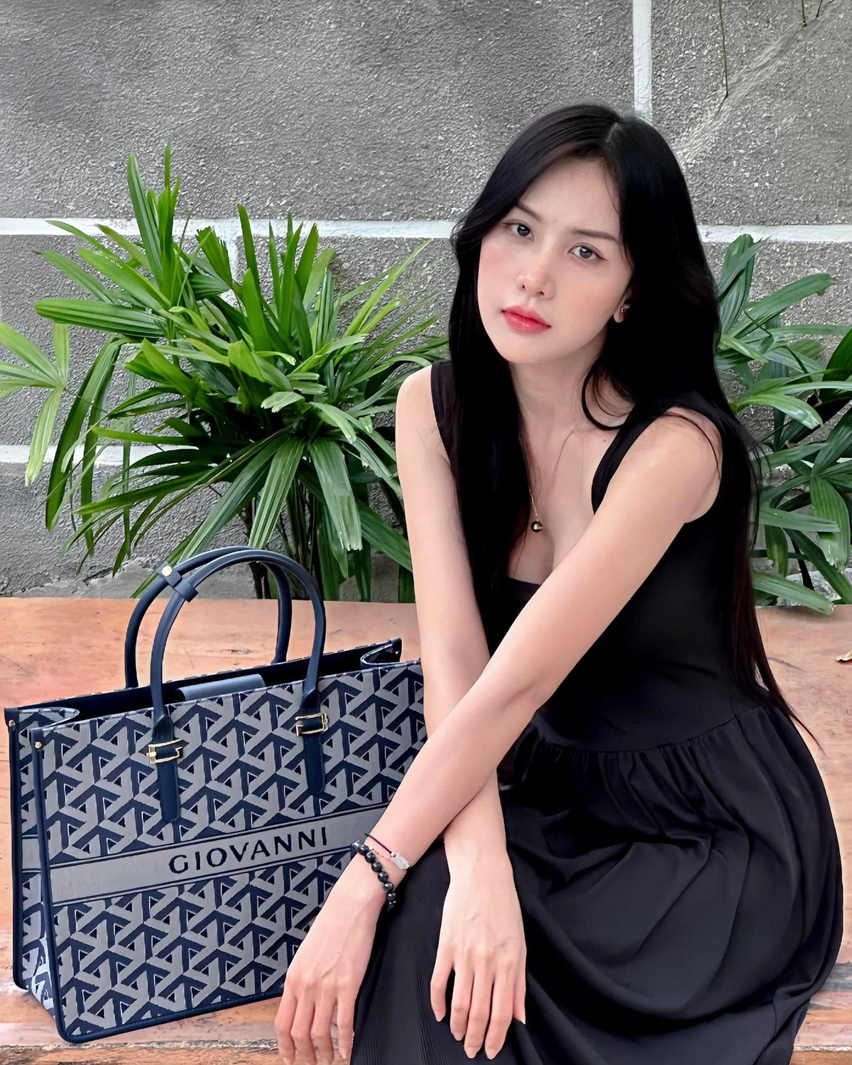 Cô cũng có mối quan hệ thân thiết với người bố nổi tiếng. Chính vì vậy, hai bố con thường xuyên chụp ảnh chung. Điều này đã dẫn đến tình huống có lần Anh Phương bị nhầm là vợ mới cưới của bố. Đích thân NSND Trần Nhượng đã phải đăng bài để bác bỏ thông tin này.