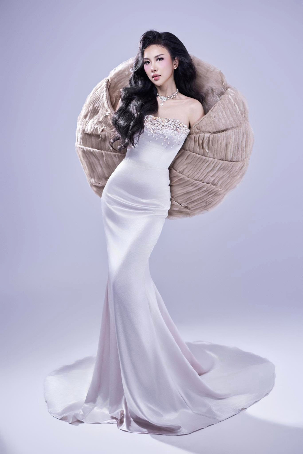 Mới đây, cô nàng khiến netizen chú ý khi tham gia Hoa hậu Hoàn vũ Việt Nam. Trên trang cá nhân, NSND Trần Nhượng đã chia sẻ hình ảnh và kêu gọi mọi người ủng hộ con gái.